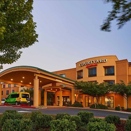 Courtyard Medford Airport Hotel Exterior foto