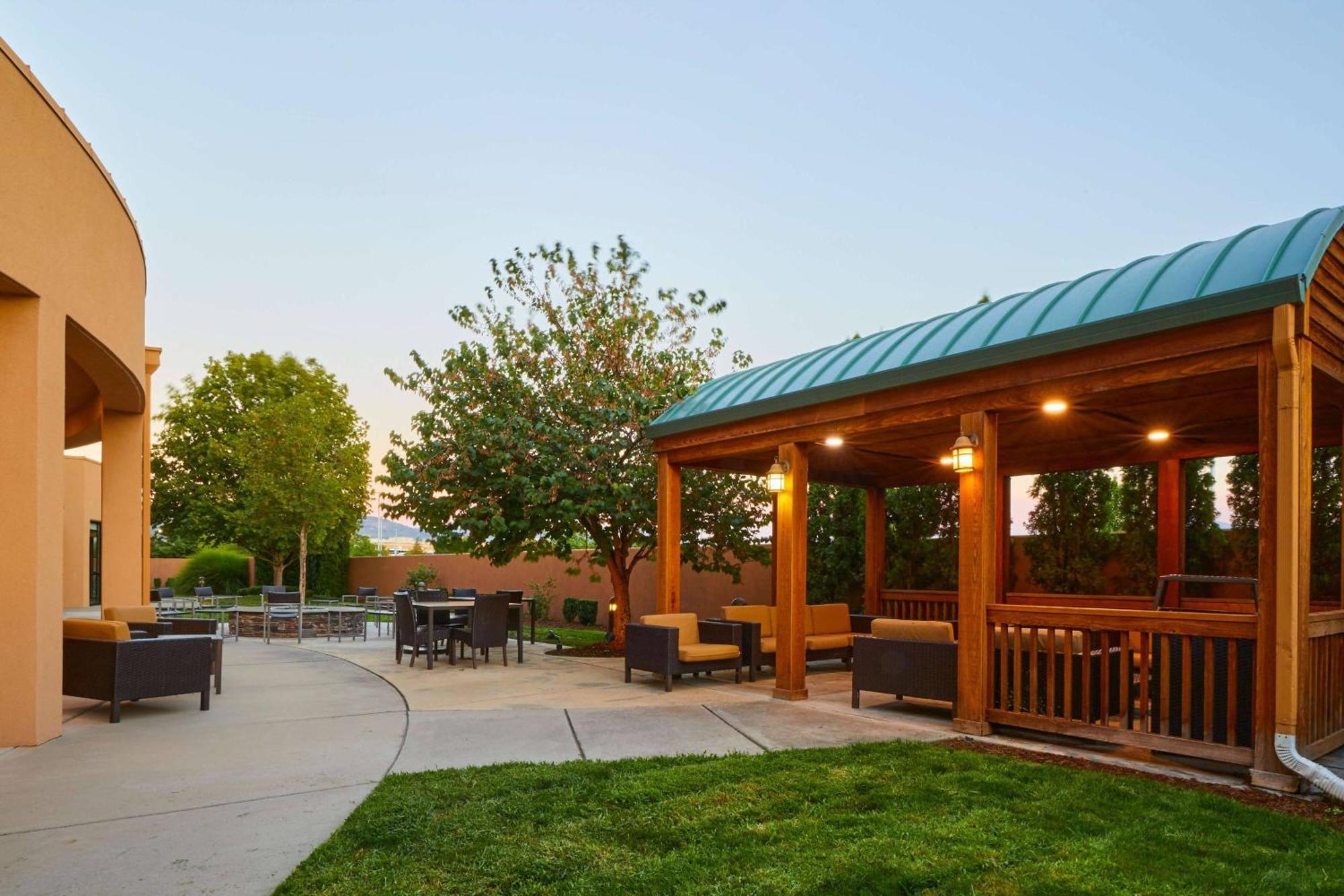Courtyard Medford Airport Hotel Exterior foto