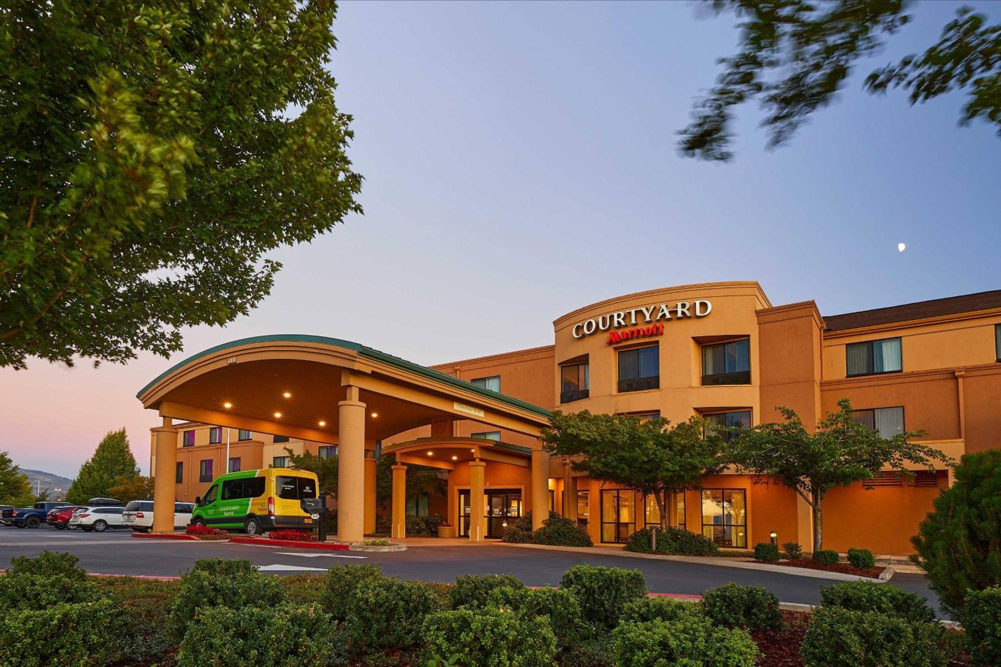 Courtyard Medford Airport Hotel Exterior foto