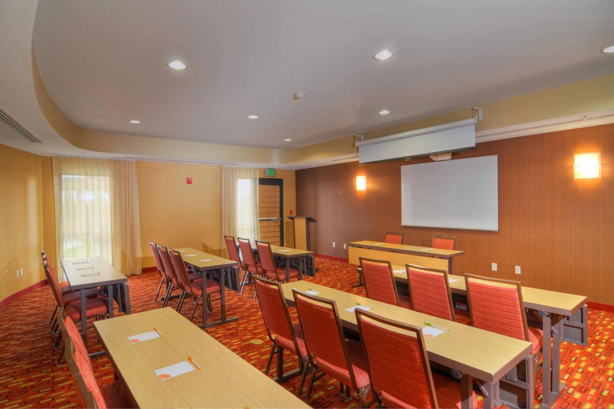 Courtyard Medford Airport Hotel Exterior foto