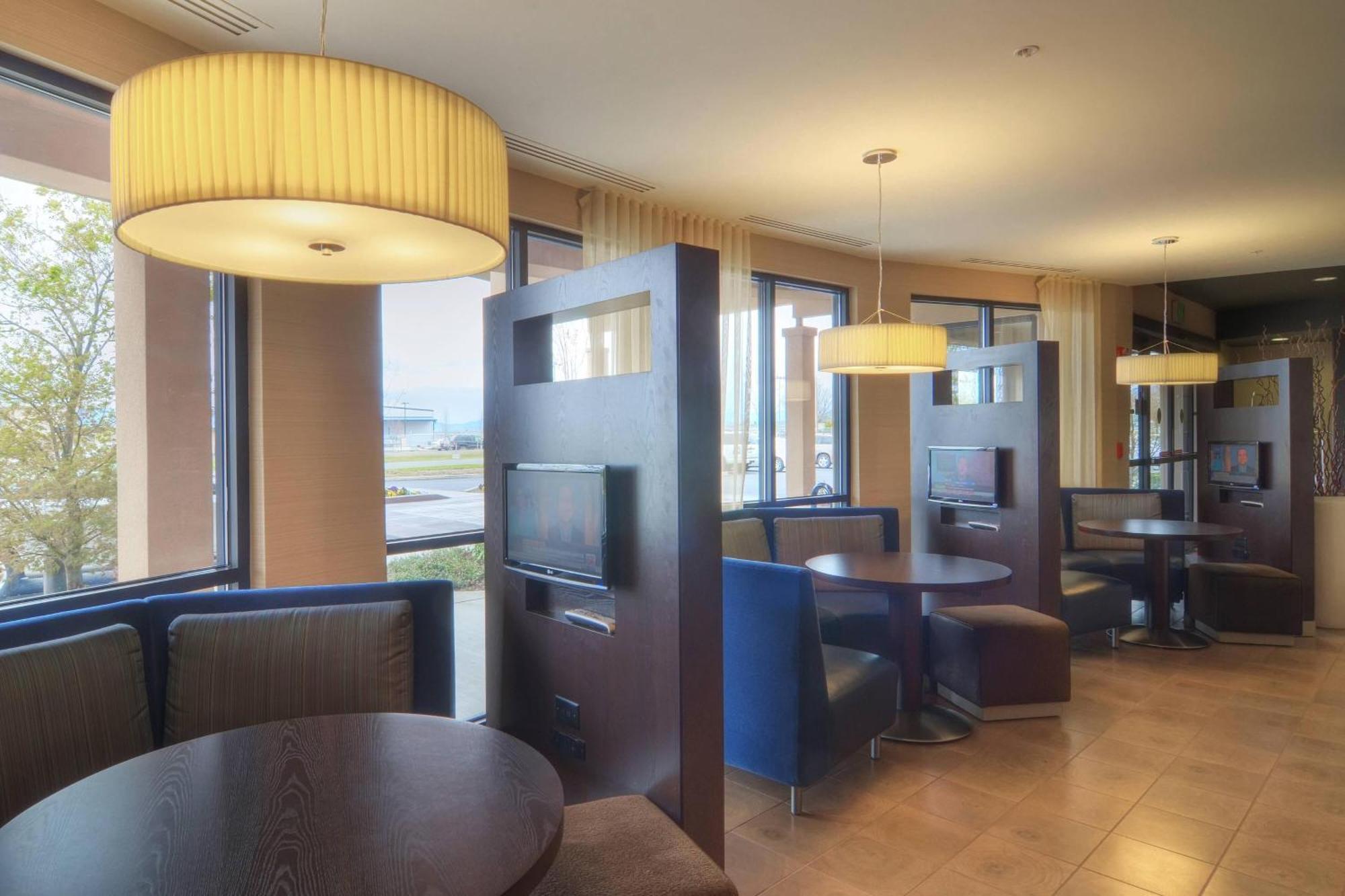 Courtyard Medford Airport Hotel Exterior foto