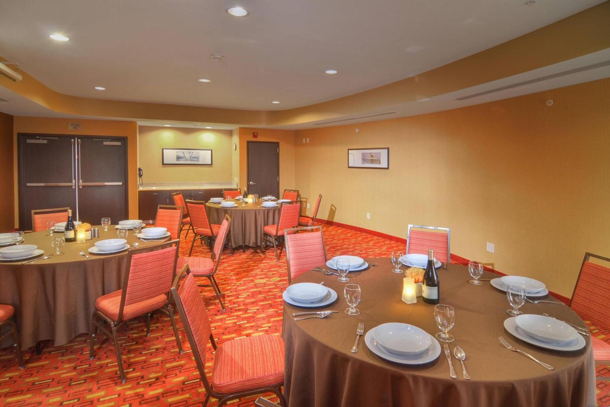 Courtyard Medford Airport Hotel Exterior foto