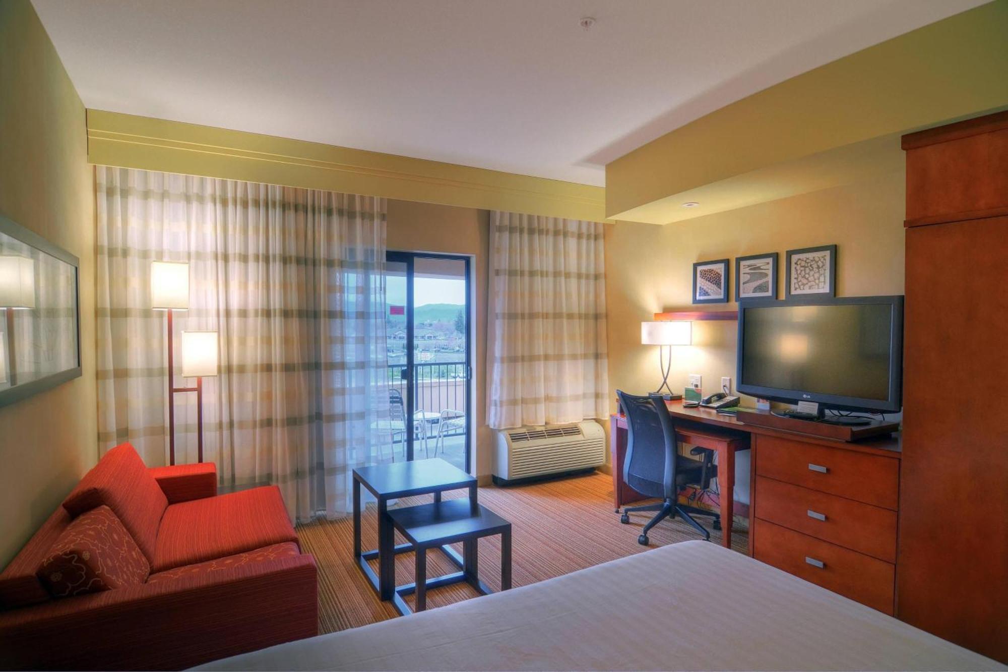 Courtyard Medford Airport Hotel Exterior foto