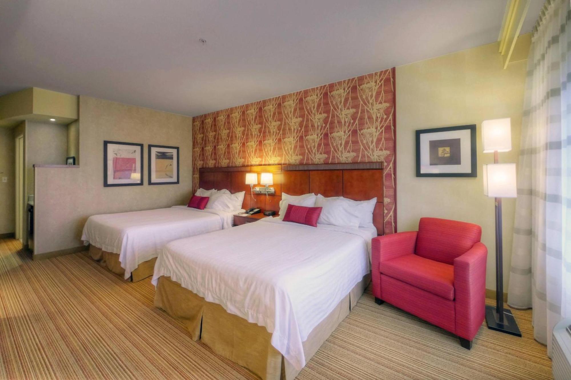 Courtyard Medford Airport Hotel Exterior foto