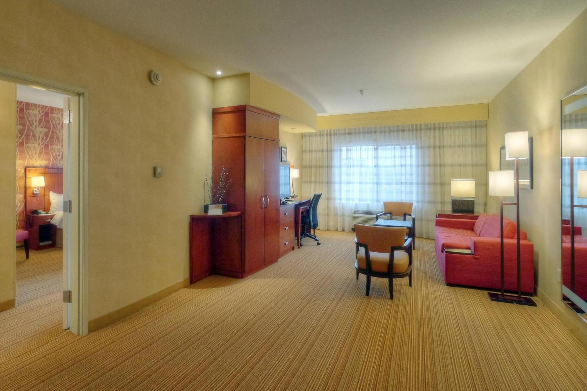 Courtyard Medford Airport Hotel Exterior foto