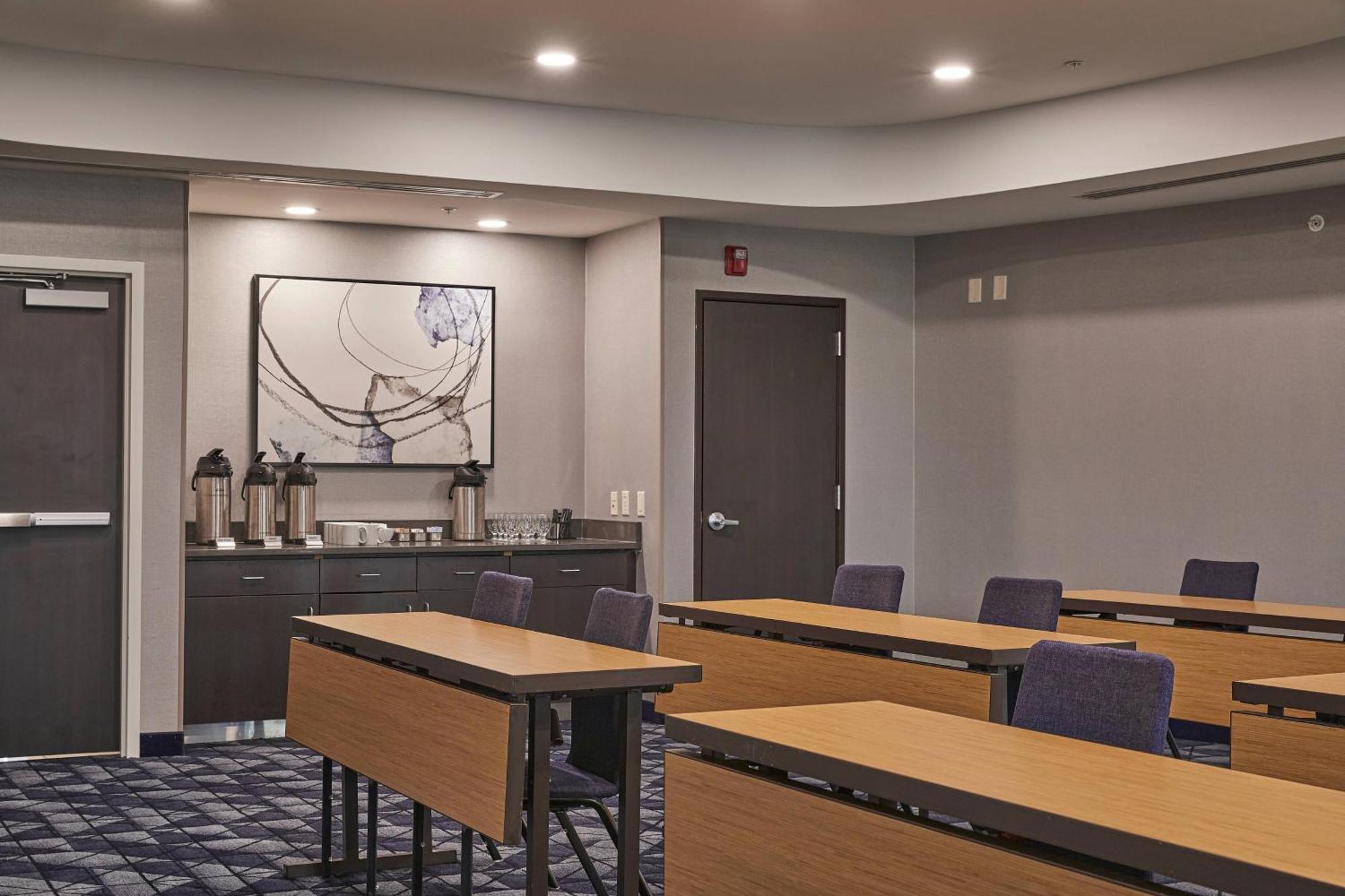 Courtyard Medford Airport Hotel Exterior foto
