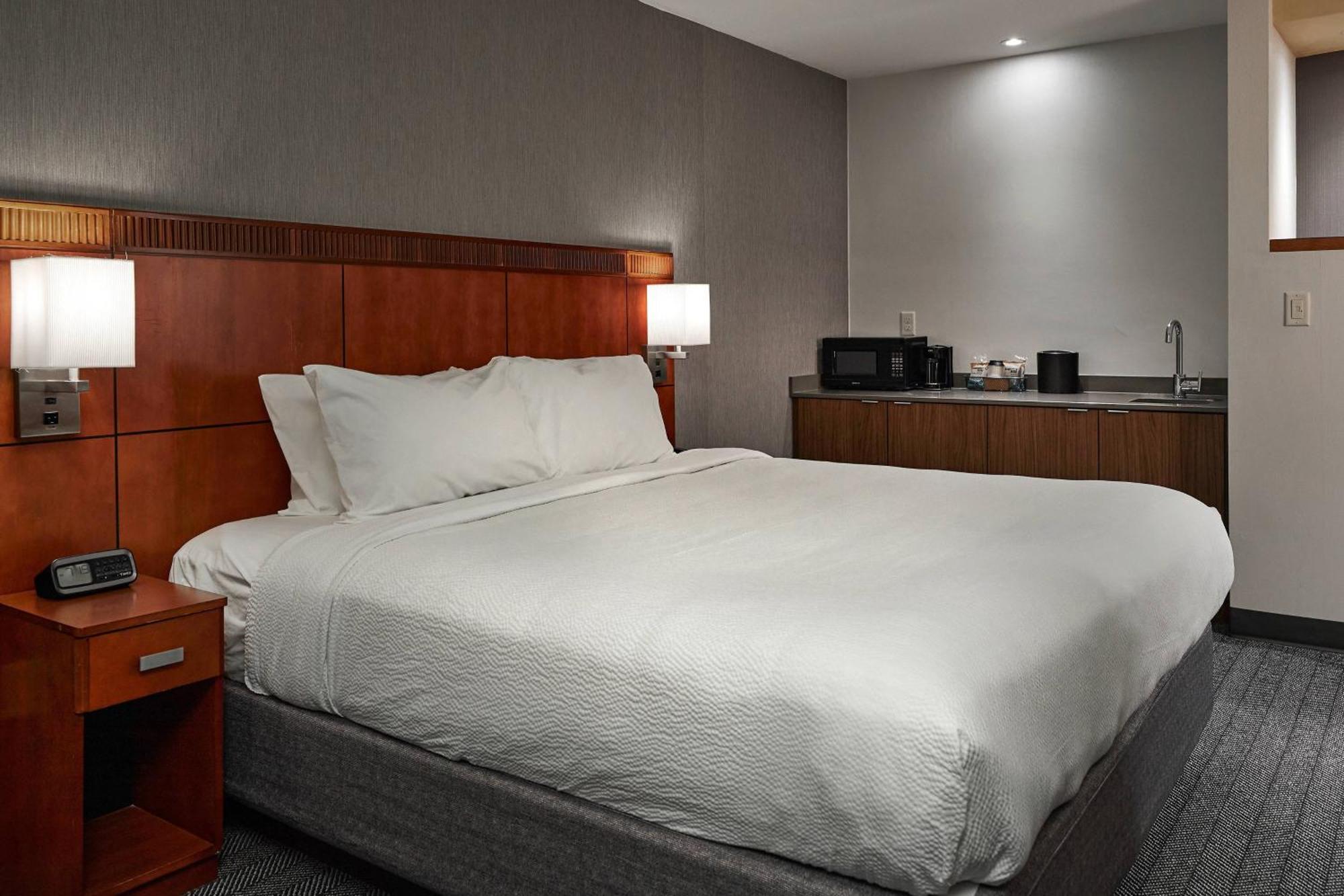 Courtyard Medford Airport Hotel Exterior foto