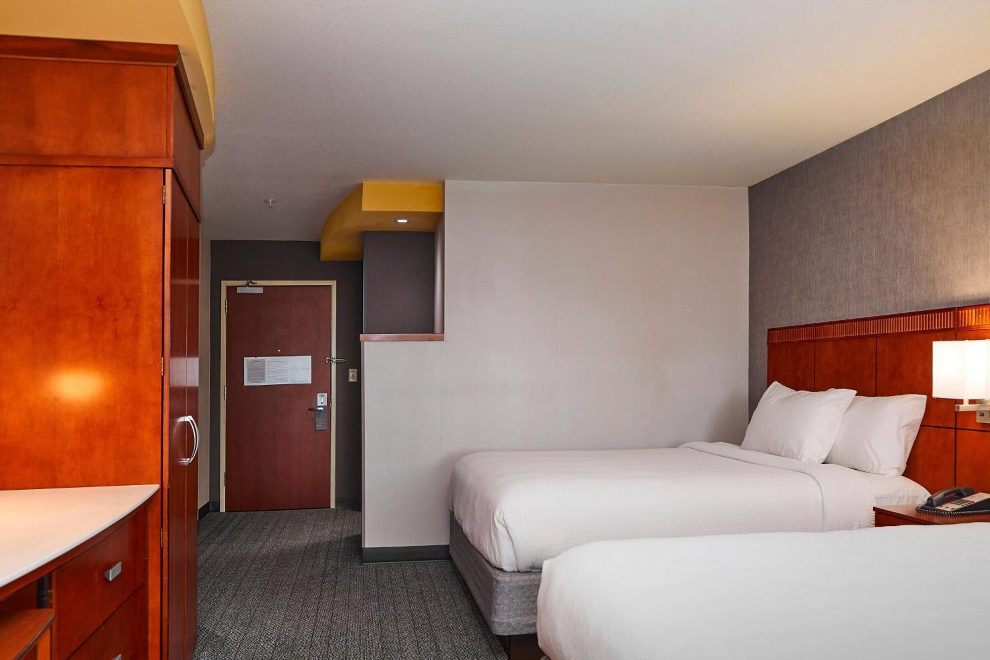 Courtyard Medford Airport Hotel Exterior foto