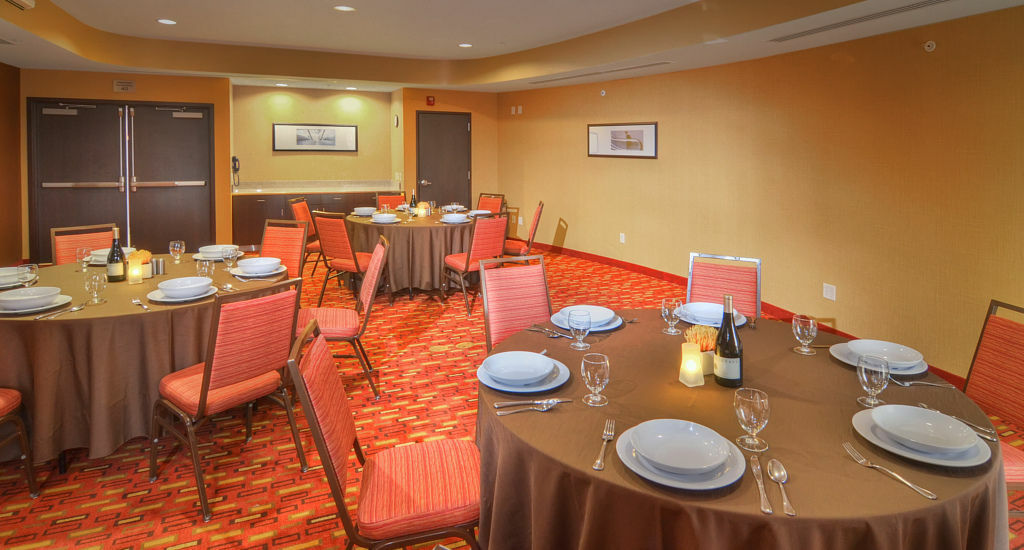 Courtyard Medford Airport Hotel Exterior foto